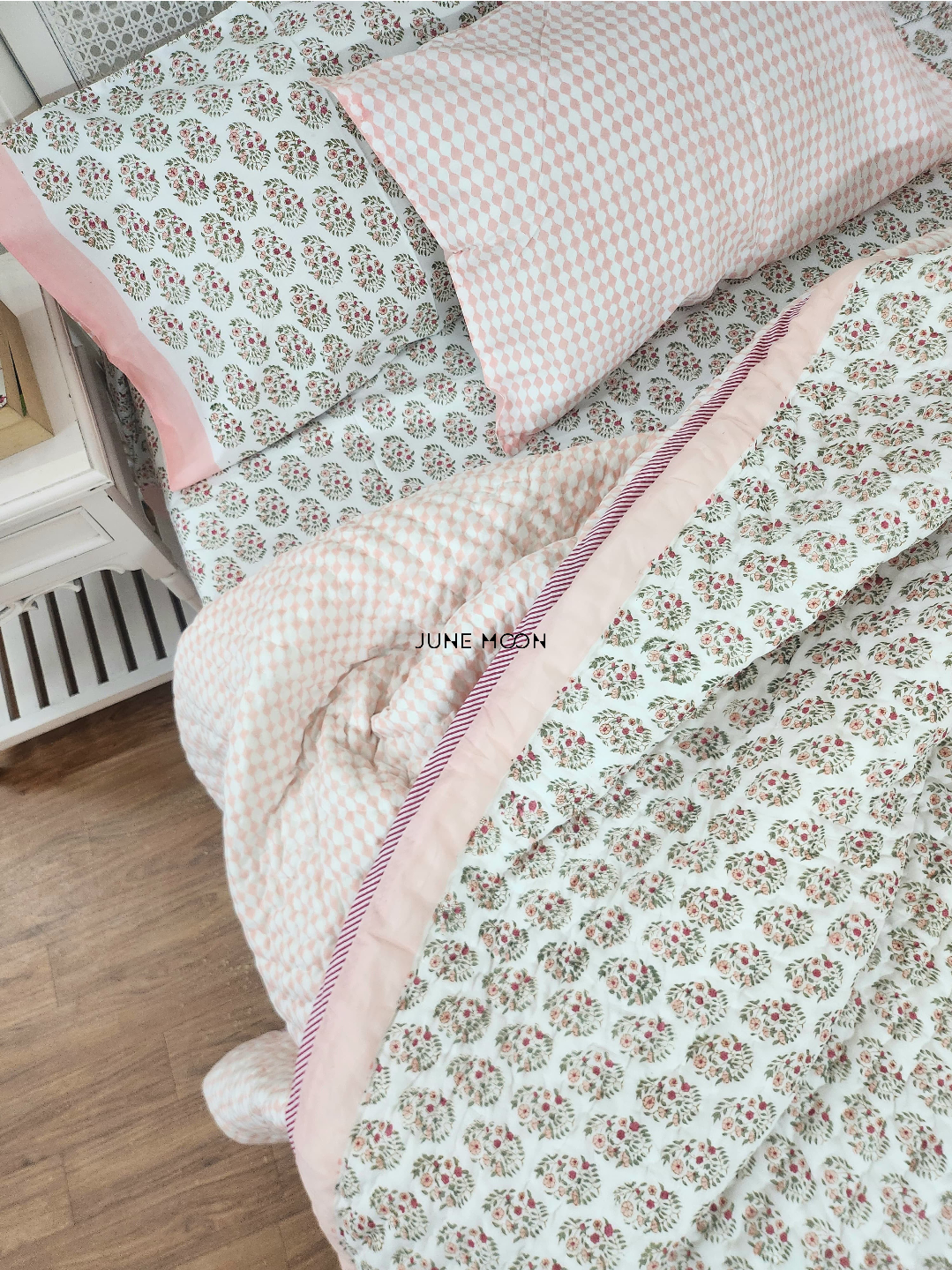 Nikhaar - Set of Quilt & Bedsheet