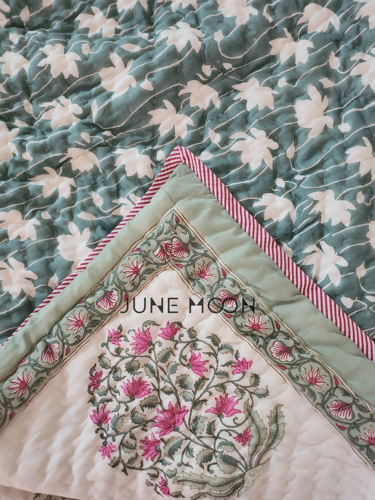 Nazaakat - Set of Quilt &amp; Bedsheet