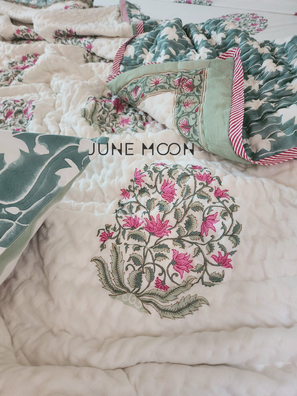 Nazaakat - Set of Quilt &amp; Bedsheet