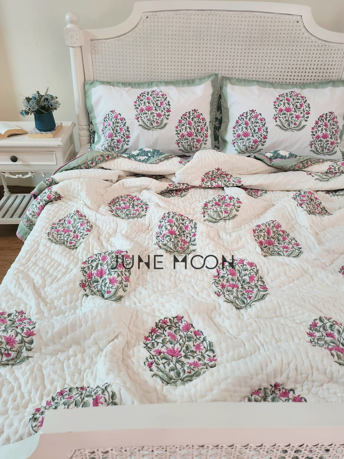 Nazaakat - Set of Quilt &amp; Bedsheet