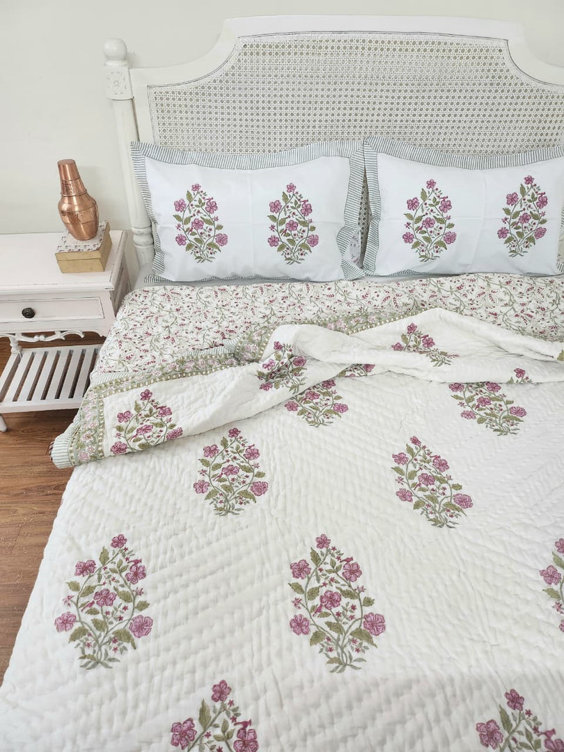 It's all Feminine - Set of Quilt & Bedsheet