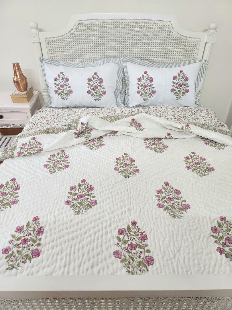 It's all Feminine - Set of Quilt & Bedsheet