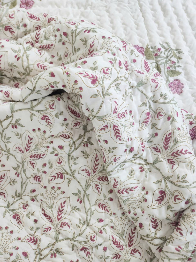It's all Feminine - Set of Quilt & Bedsheet