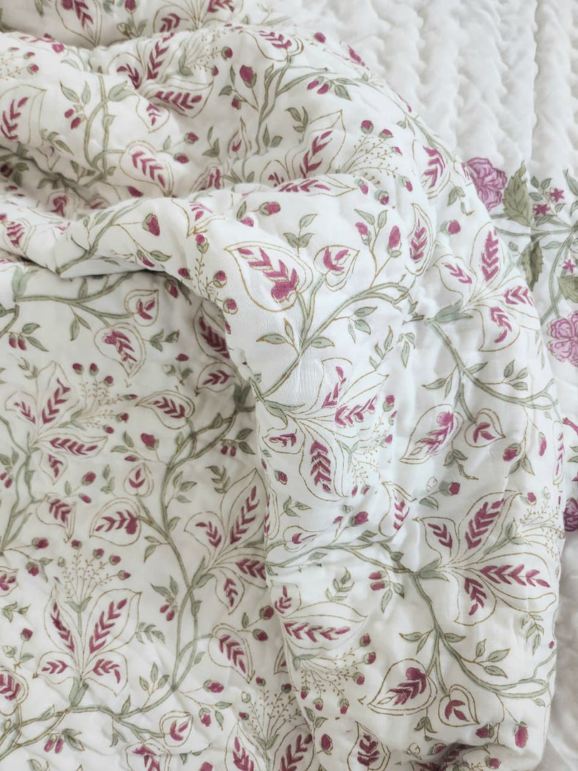 It's all Feminine - Set of Quilt & Bedsheet