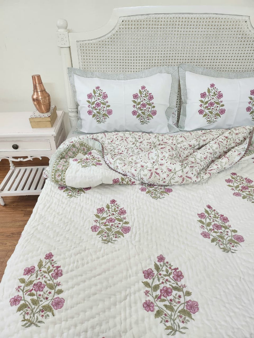 It's all Feminine - Set of Quilt & Bedsheet