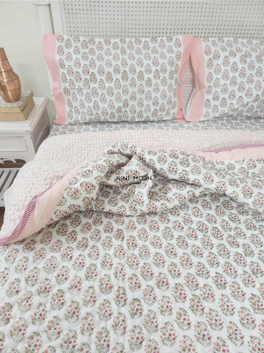 Nikhaar - Set of Quilt &amp; Bedsheet
