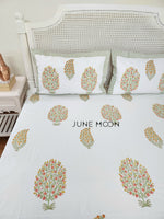 Load image into Gallery viewer, Sunehre Pal - Set of Quilt &amp; Bedsheet
