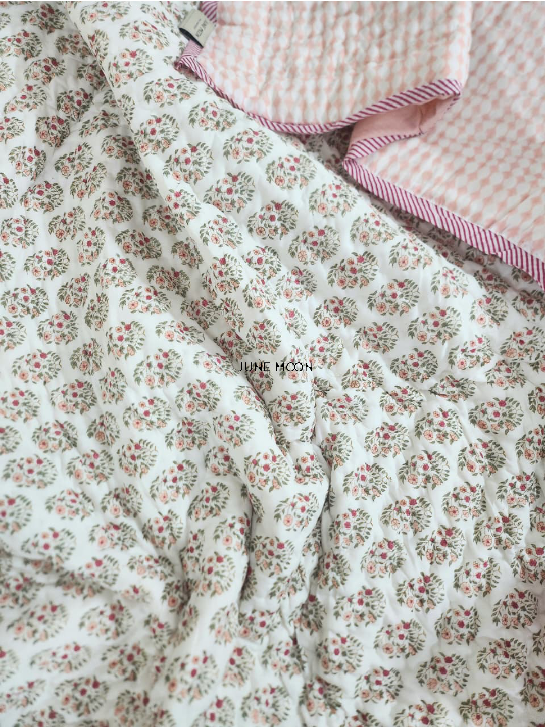 Nikhaar - Set of Quilt &amp; Bedsheet