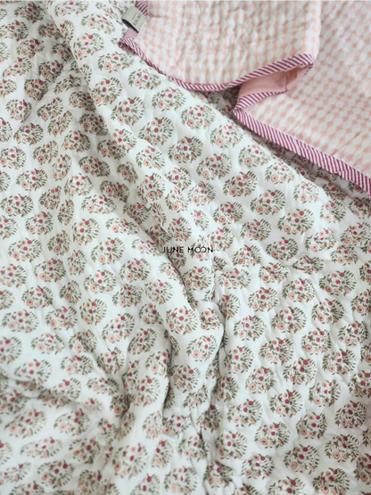 Nikhaar - Set of Quilt &amp; Bedsheet