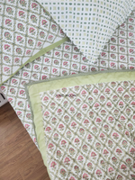 Load image into Gallery viewer, Manmohini - Set of Quilt &amp; Bedsheet