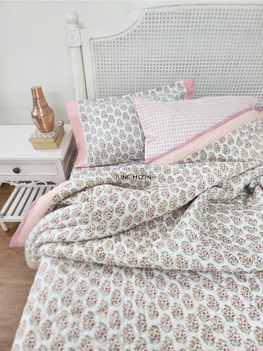 Nikhaar - Set of Quilt &amp; Bedsheet