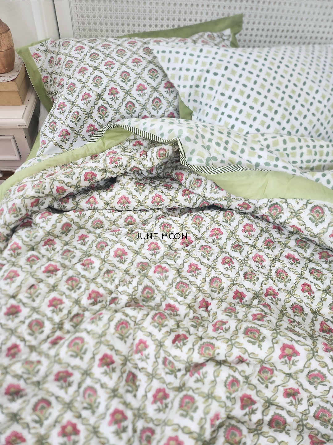 Manmohini - Set of Quilt &amp; Bedsheet