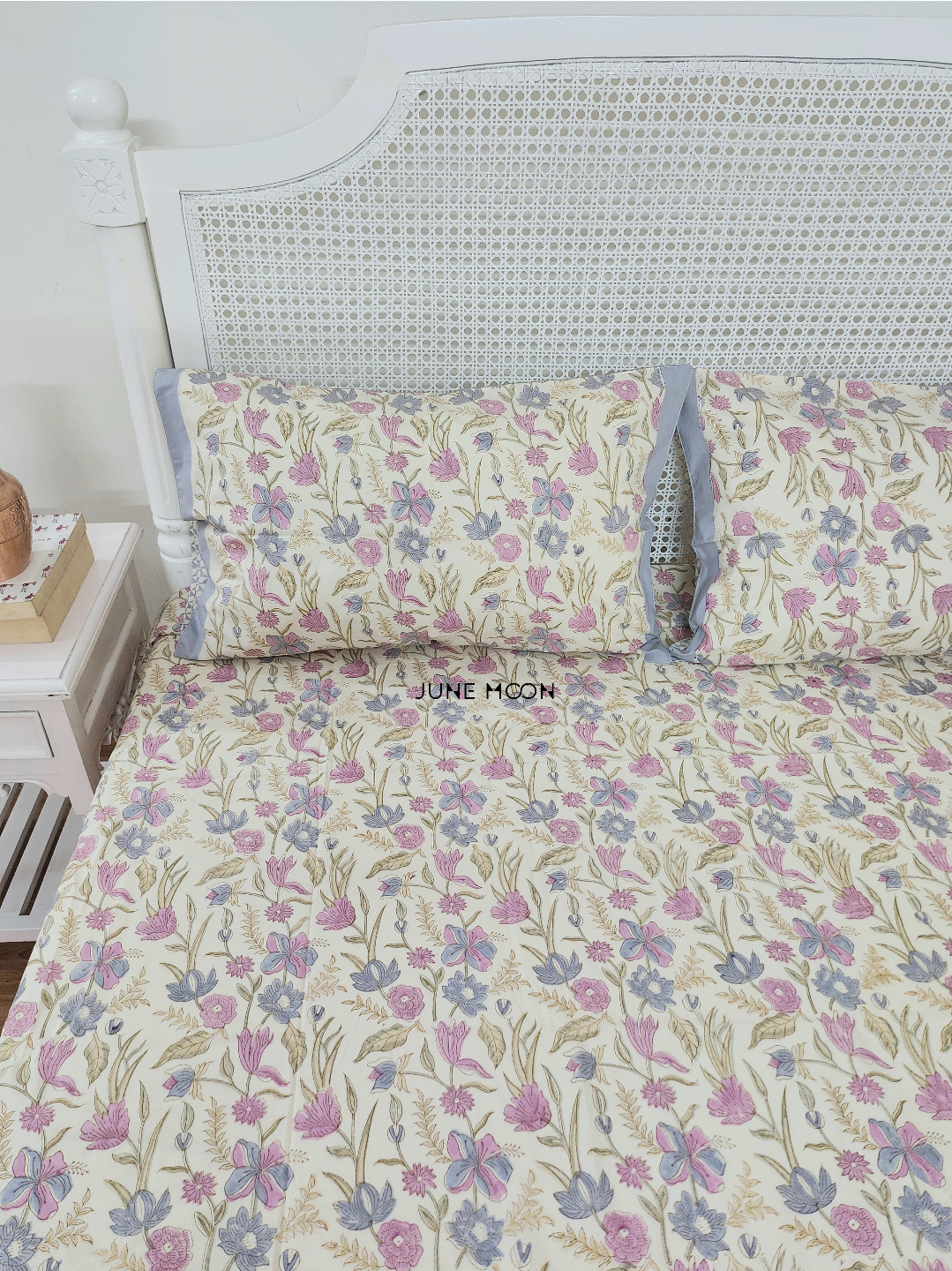 Lavendelle - Set of Quilt &amp; Bedsheet (Cream Base)