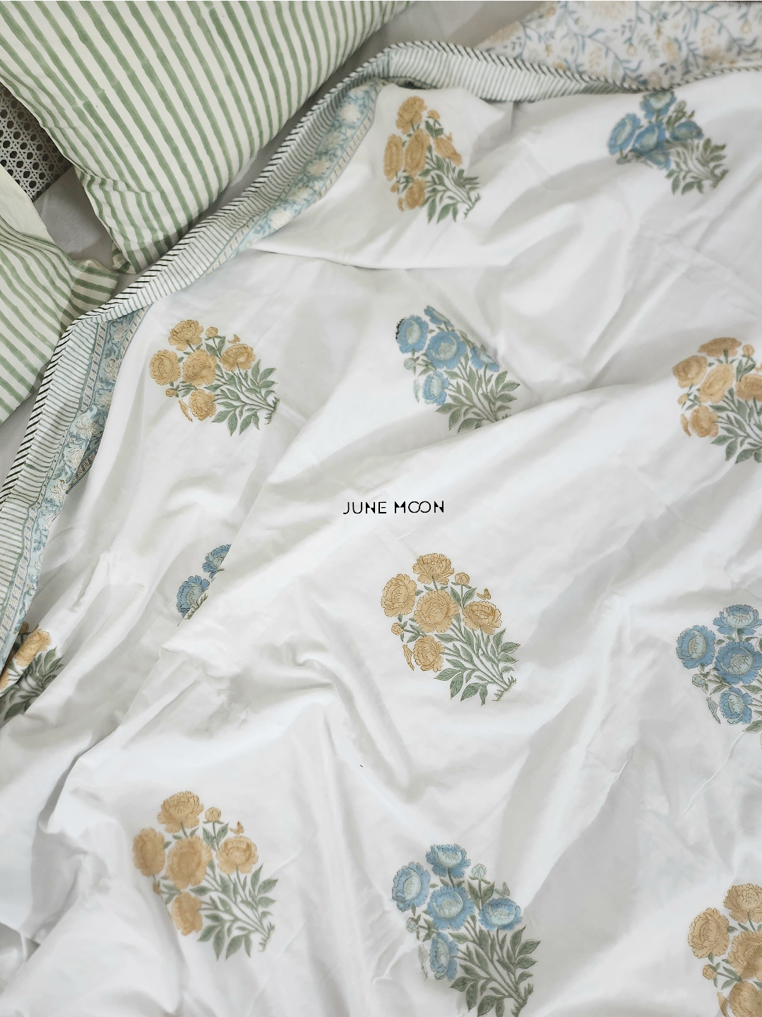 Vintage Whisper - Set of Dohar &amp; Bedsheet