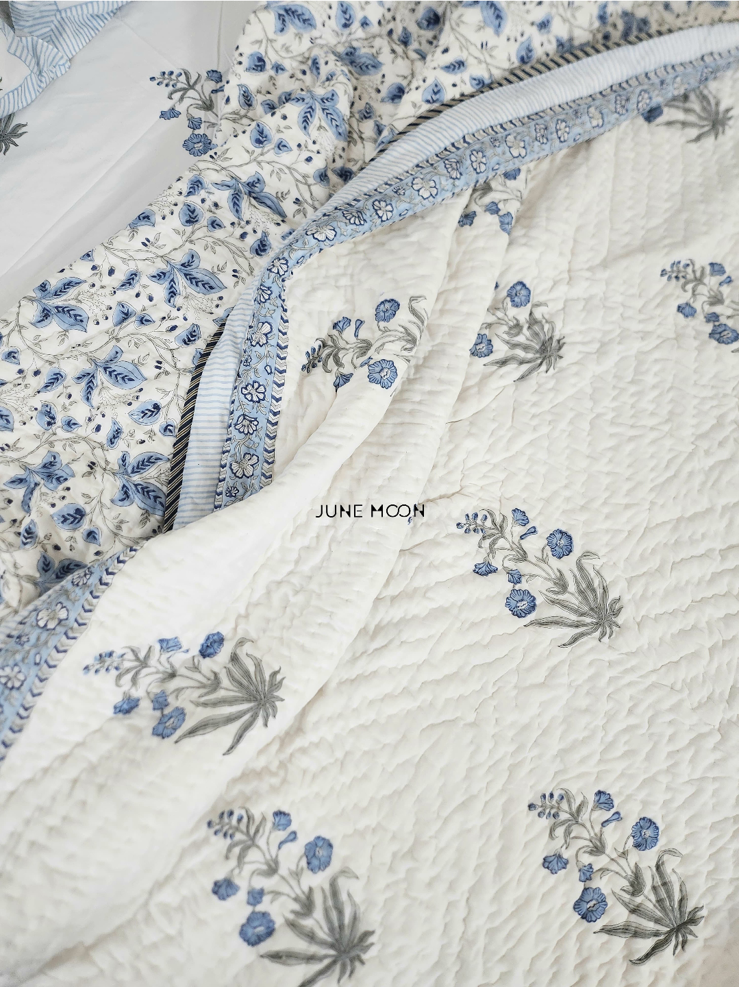 Falak - Set of Quilt &amp; Bedsheet