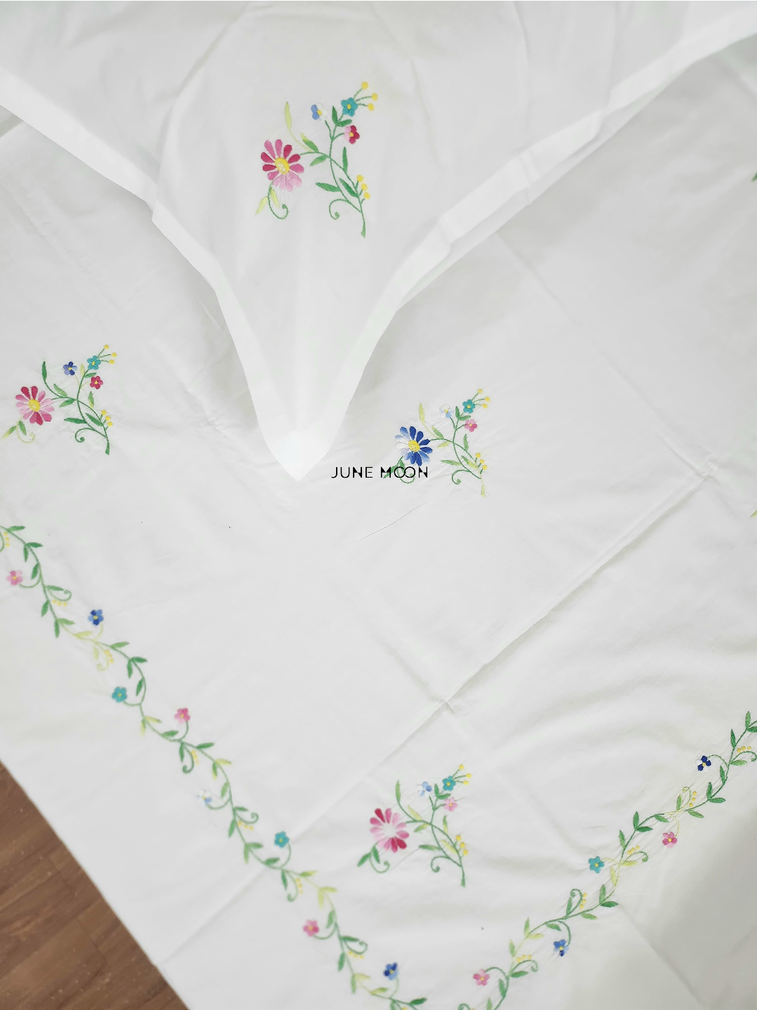 Julia - Embroidered Bedsheet Set