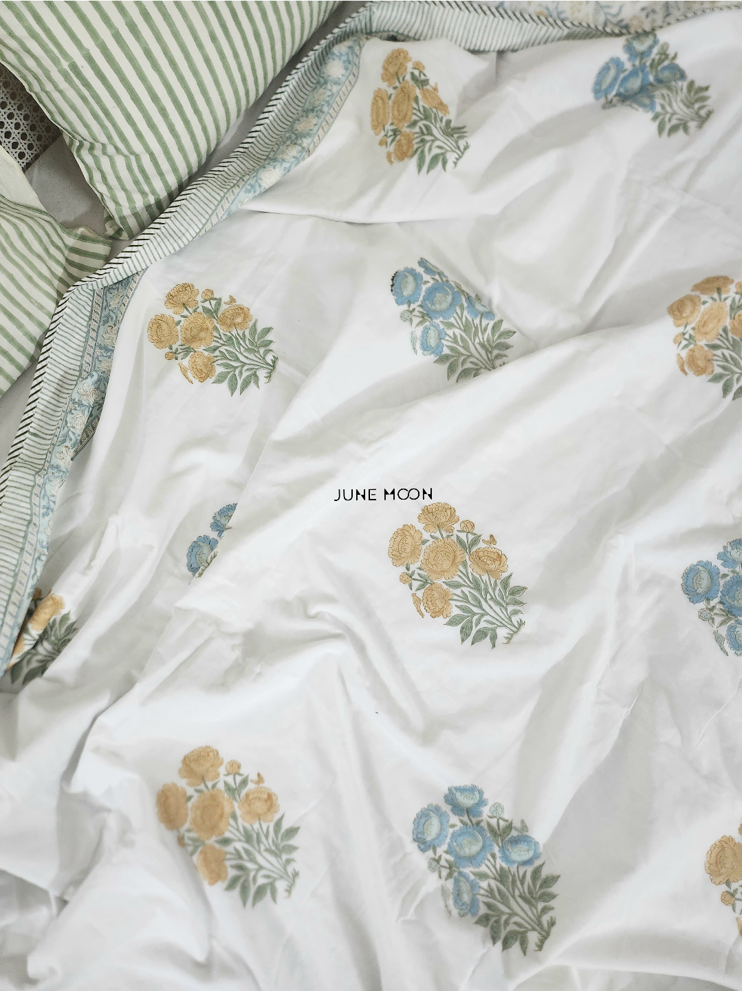 Vintage Whisper - Set of Dohar &amp; Bedsheet