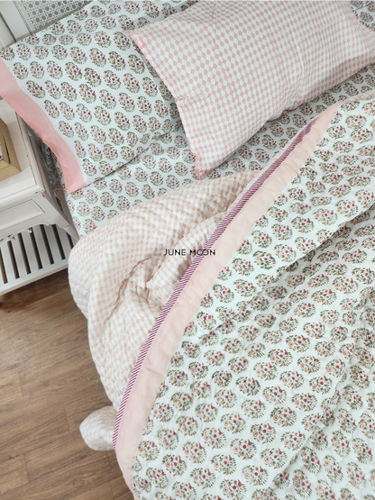 Nikhaar - Set of Quilt &amp; Bedsheet