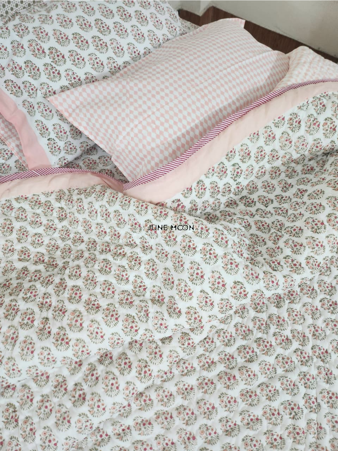 Nikhaar - Set of Quilt &amp; Bedsheet