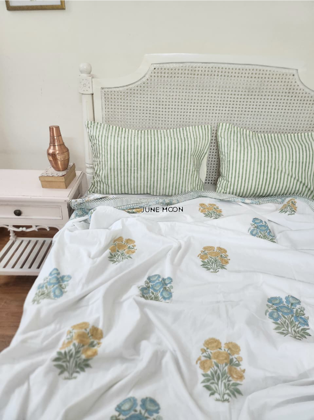 Vintage Whisper - Set of Dohar &amp; Bedsheet