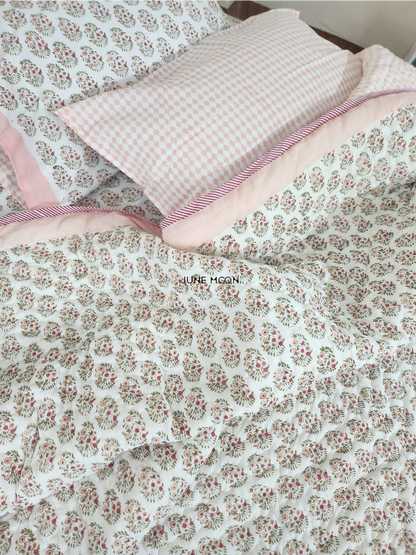 Nikhaar - Set of Quilt &amp; Bedsheet