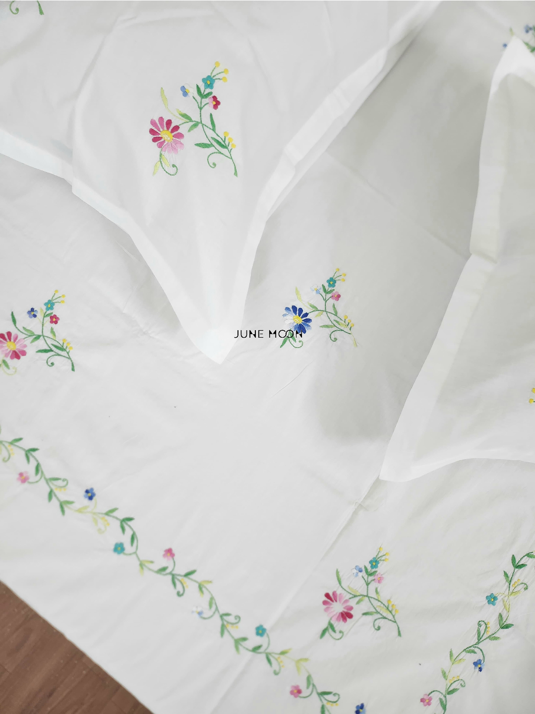 Julia - Embroidered Bedsheet Set